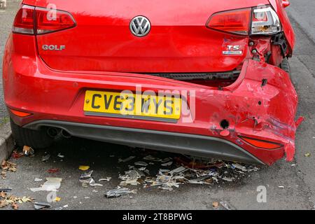 Pontypridd, Galles - 28 ottobre 2023: Parte posteriore di una VW Golf car danneggiata in un incidente. Foto Stock