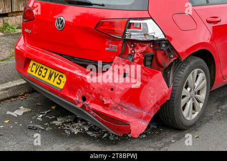 Pontypridd, Galles - 28 ottobre 2023: Parte posteriore di una VW Golf car danneggiata in un incidente. Foto Stock