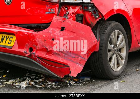 Pontypridd, Galles - 28 ottobre 2023: Parte posteriore di una VW Golf car danneggiata in un incidente. Foto Stock