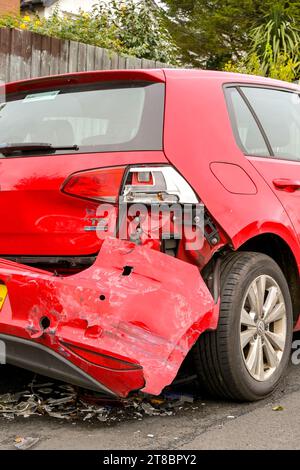 Pontypridd, Galles - 28 ottobre 2023: Parte posteriore di una VW Golf car danneggiata in un incidente. Foto Stock