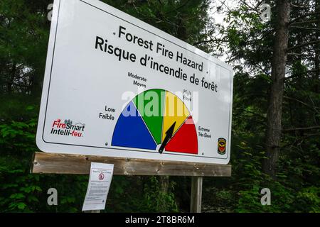 Algonquin Provincial Park, Ontario, Canada - 24 giugno 2023: Un cartello di pericolo per incendi boschivi con display a metri mostra un alto rischio di incendi boschivi nella pennsylvania Foto Stock