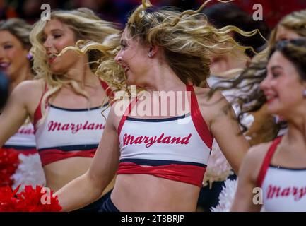 College Park, Stati Uniti. 19 novembre 2023. COLLEGE PARK, MD - 19 NOVEMBRE: Le cheerleader dei Maryland Terrapins si esibiscono durante una partita di basket femminile tra i Maryland Terrapins e i Syracuse Orange, il 19 novembre 2023, all'Xfinity Center, a College Park, Maryland. (Foto di Tony Quinn/SipaUSA) credito: SIPA USA/Alamy Live News Foto Stock