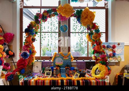 Un'ofrenda in nome della giustizia ambientale alla celebrazione annuale Día de los Muertos di El Centro de la Raza a Seattle sabato 4 novembre 20 Foto Stock