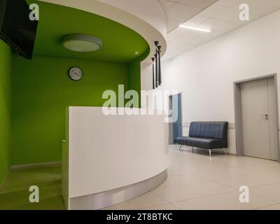 Foto del corridoio nella clinica moderna Foto Stock