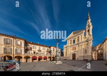 Carignano, Torino, Italia - 18 novembre 2023: Chiesa della Misericordia o dei Black Beats in Piazza della Liberazione con il Memoriale di guerra Foto Stock