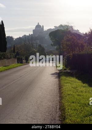 Strada con vista sul Duomo di Montefiascone o sulla Basilica di Santa Margherita nel comune di Montefiascone, regione Lazio, Italia, 19 novembre 2023 Foto Stock