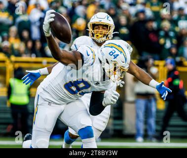 Green Bay, Stati Uniti. 19 novembre 2023. Il tight end dei Los Angeles Chargers Stone Smartt reagisce dopo aver segnato un touchdown durante la gara della NFL tra i Los Angeles Chargers e i Green Bay Packers al Lambeau Field di domenica 19 novembre 2023. Foto di Tannen Maury/UPI Credit: UPI/Alamy Live News Foto Stock