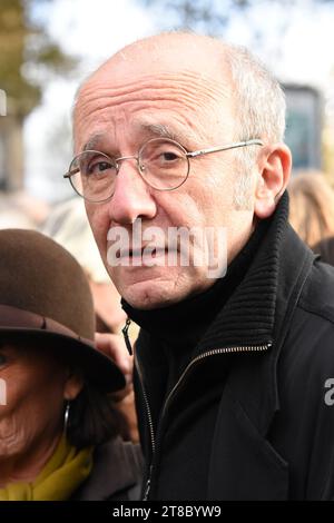 De nombreuses personnalités défilent à Paris pour la paix au moyen Orient. Une marche silencieuse organisée par le collectif "une autre voix" Foto Stock