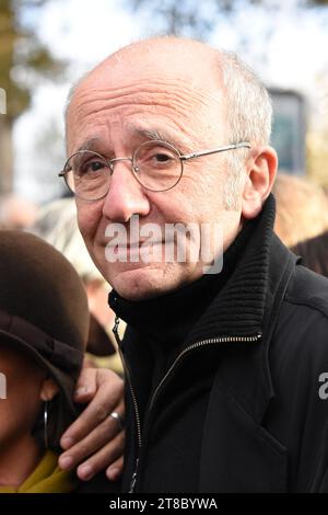 De nombreuses personnalités défilent à Paris pour la paix au moyen Orient. Une marche silencieuse organisée par le collectif "une autre voix" Foto Stock