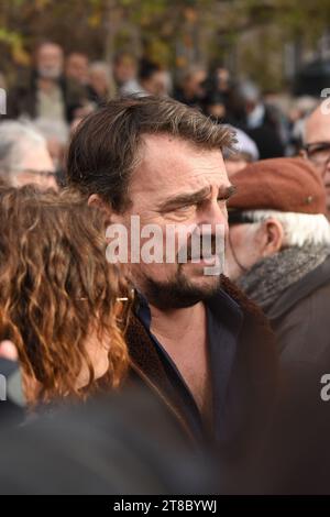 De nombreuses personnalités défilent à Paris pour la paix au moyen Orient. Une marche silencieuse organisée par le collectif "une autre voix" Foto Stock