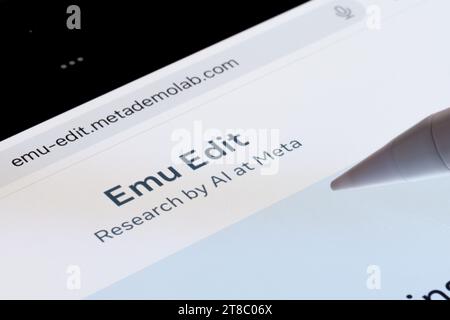 Logo dello strumento di modifica EMU visualizzato sullo schermo dell'ipad. Nuovo strumento di modifica delle immagini ai di Meta. Stafford, Regno Unito, 19 novembre 2023 Foto Stock