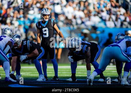 Charlotte, NC, USA. 19 novembre 2023. Il quarterback dei Carolina Panthers Bryce Young (9) controlla la difesa dei Dallas Cowboys durante il terzo quarto del match NFL a Charlotte, NC. (Scott Kinser/Cal Sport Media). Credito: csm/Alamy Live News Foto Stock