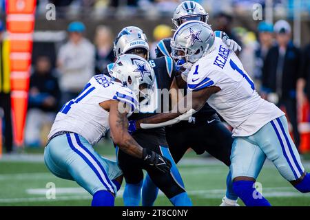 Charlotte, NC, USA. 19 novembre 2023. Il linebacker dei Dallas Cowboys Micah Parsons (11) sack il quarterback dei Carolina Panthers Bryce Young (9) durante il quarto periodo della partita NFL a Charlotte, NC. (Scott Kinser/Cal Sport Media). Credito: csm/Alamy Live News Foto Stock