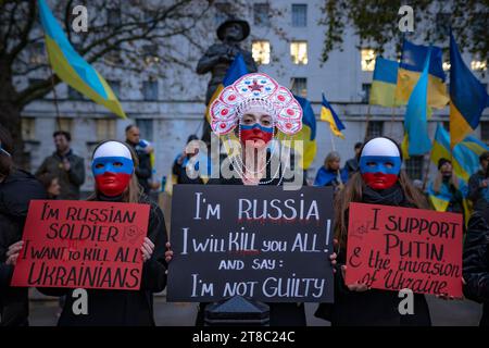 Londra, Regno Unito. 19 novembre 2023. Gli ucraini continuano le loro proteste settimanali a Whitehall vicino a Downing Street contro l'escalation dell'aggressione russa nell'est del loro paese. Ucraini e sostenitori continuano a mantenere la pressione e a chiedere al governo britannico di aumentare il livello di sanzioni contro la Russia e il Cremlino, mentre le forze russe continuano ad attaccare le regioni dell'Ucraina. La protesta è stata organizzata da Support Ukraine Ltd e Women Fight 4 ua. Crediti: Guy Corbishley/Alamy Live News Foto Stock