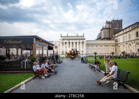 Cortile dei Musei Vaticani a Roma con sfera di bronzo di arte moderna di Arnaldo Pomodoro Foto Stock