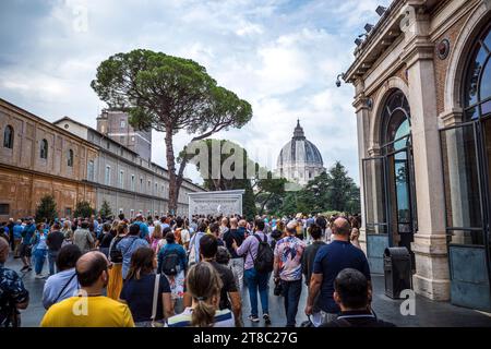 I Musei Vaticani di Roma sono un'enorme folla di turisti Foto Stock