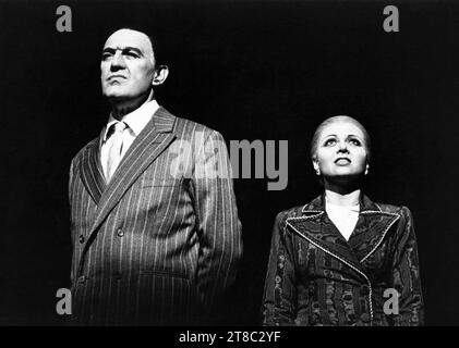 Joss Ackland (Peron), Elaine Paige (Eva) in EVITA al Prince Edward Theatre, Londra W1 21/06/1978 musica: Andrew Lloyd Webber testi: Tim Rice design: Tim Oâ€™Brien & Tazeena Firth coreografia: Larry Fuller regista: Harold Prince Foto Stock