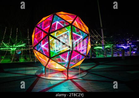 Dichroic Sphere di Jakob Kvist ourside Royal Festival Hall, Southbank, Londra, Inghilterra Foto Stock