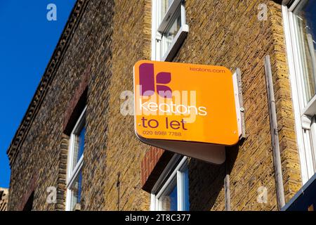 Agente immobiliare che lascia firmare Mile End, Londra, Inghilterra Foto Stock