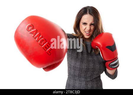 Immagine concettuale della cultura di annullamento, con una donna d'affari combattiva in guanti da boxe rossi su sfondo bianco Foto Stock