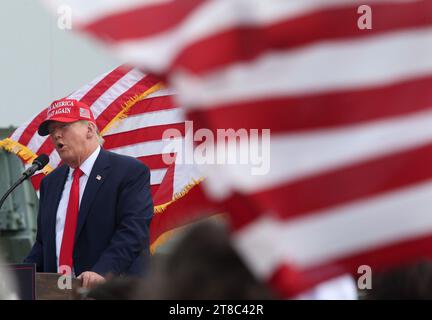 Edinburg, Texas USA, 19 novembre 2023:. L'ex presidente DONALD TRUMP, un candidato per la nomina presidenziale repubblicana, sul palco parlando ai sostenitori durante una sosta elettorale all'Aeroporto Internazionale del Texas meridionale. Foto della piscina di Delcia Lopez Foto Stock