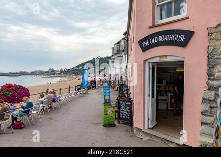 Lyme Regis Promenade e lungomare con Old Boathouse Cafe e ristorante,Dorset,Inghilterra,Regno Unito,2023 Foto Stock