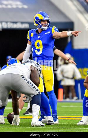 Inglewood, CA. 19 novembre 2023. Il quarterback dei Los Angeles Rams Matthew Stafford #9 in azione nel secondo quarto durante la partita di football NFL contro i Seattle Seahawks.crediti fotografici obbligatori: Louis Lopez/Cal Sport Media/Alamy Live News Foto Stock