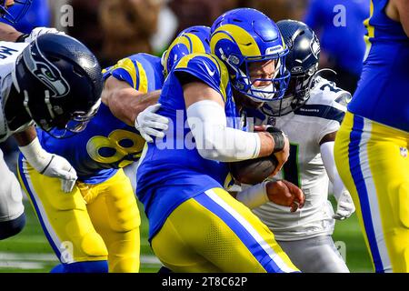 Inglewood, CA. 19 novembre 2023. Il quarterback dei Los Angeles Rams Matthew Stafford #9 viene svincolato dal cornerback dei Seattle Seahawks Devon Witherspoon (21) in azione nel primo quarto durante la partita di football NFL contro i Seattle Seahawks.credito fotografico obbligatorio: Louis Lopez/Cal Sport Media/Alamy Live News Foto Stock