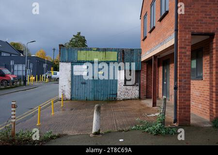 19 nov 2023 - Hereford regno unito: Cancello con vernice peeling nel centro della città in una giornata grigia nuvolosa Foto Stock