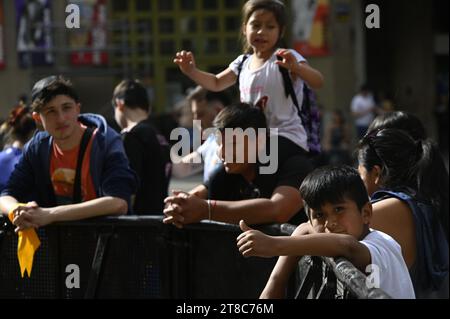 Buenos Aires, Argentina. 19 novembre 2023. I sostenitori della candidata presidenziale conservatrice di destra Milei aspettano i risultati delle elezioni dopo il ballottaggio. Credito: Igor Wagner/dpa/Alamy Live News Foto Stock