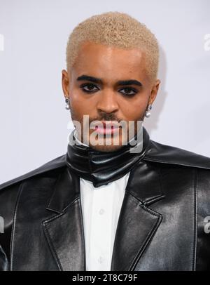 Londra, Regno Unito. 19 novembre 2023. Layton Williams arriva agli Evening Standard Theatre Awards di Londra. Credito: Doug Peters/EMPICS/Alamy Live News Foto Stock