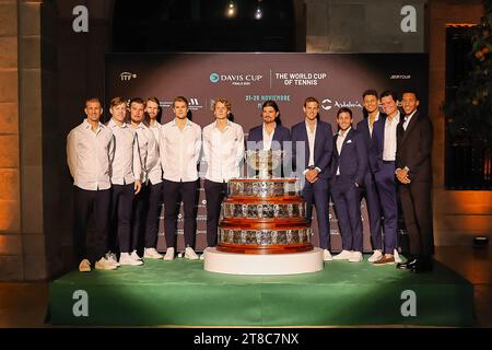 Malaga, Malaga, Spagna. 20 novembre 2023. Team Finland e Team Canada, u.a. Emil Ruusuvuori (fin), otto Virtanen (fin), Patrick Kaukovalta (fin), Harri HeliÃ¶vaara (fin), Patrik Niklas-Salminen (fin), Jarkko Nieminen (fin) - Capitano, Felix Auger-Aliassime (CAN), Milos Raonic (CAN), Vasek Pospisil (CAN), Gabriel Diallo (CAN), Alexis Galarneau (CAN), Frank Dancevic (CAN) - Capitano Teamphoto durante le finali di Coppa Davis a Malaga all'Arena of Unicaja (immagine di credito: © Mathias Schulz/ZUMA Press Wire) SOLO PER USO EDITORIALE! Non per USO commerciale! Foto Stock