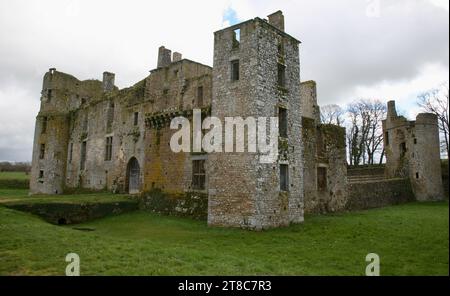 Un vecchio castello abbandonato nella campagna francese Foto Stock