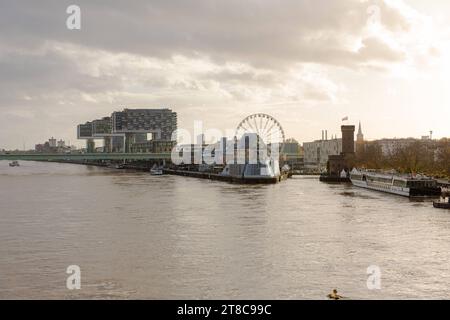 Rhein Hochwasser in Köln beim Pegel von 693 cm aus Sicht des Deutzer Rheinufers Höhe der Deutzer Brücke. mit Blick auf den Rheinauhafen mit ihren markanten Kranbauten bei Sonnenuntergang. 19.11.2023 Köln Deutz NRW Deutschland *** alluvione del Reno a Colonia ad un livello dell'acqua di 693 cm dalla riva Deutz del Reno all'altezza del ponte Deutz con vista sul Rheinauhafen con i suoi edifici di gru al tramonto 19 11 2023 Colonia Deutz NRW Germania credito: Imago/Alamy Live News Foto Stock