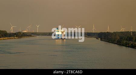 AMSTERDAM, PAESI BASSI - 9 settembre 2023: I cargo ora trasportano la maggior parte del carico mondiale e le più grandi navi portacontainer possono trasportare oltre 21.000 unità Foto Stock