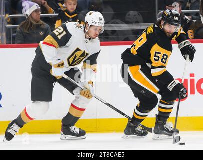 Pittsburgh, Stati Uniti. 19 novembre 2023. Il difensore dei Pittsburgh Penguins Kris Letang (58) libera il disco dal centro dei Vegas Golden Knights Brett Howden (21) durante il primo periodo contro i Vegas Golden Knights alla PPG Paints Arena di Pittsburgh domenica 19 novembre 2023. Foto di Archie Carpenter/UPI. Crediti: UPI/Alamy Live News Foto Stock