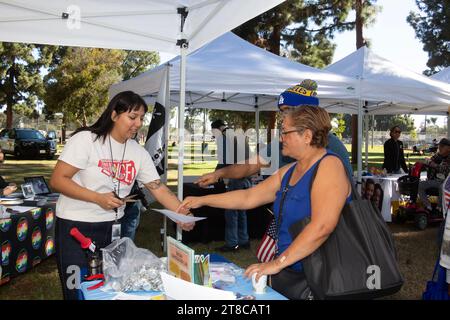 Fiera delle risorse alla Long Beach Veterans Day Celebration Foto Stock