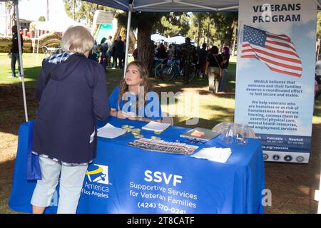 Fiera delle risorse alla Long Beach Veterans Day Celebration Foto Stock