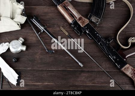 AK 47 pulizia con smontaggio su tavola di legno Foto Stock