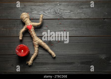 Bambola Voodoo con spille circondate da oggetti cerimoniali su tela di tela  Foto stock - Alamy