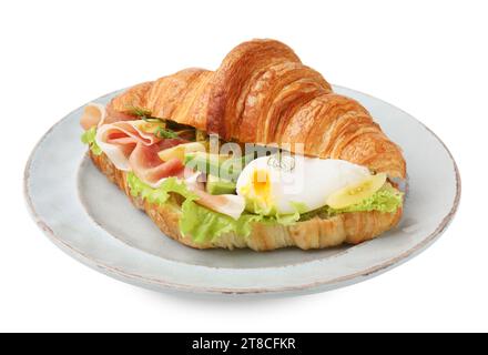 Delizioso croissant con prosciutto, avocado e uova isolate su bianco Foto Stock