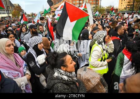 Rotterdam, Paesi Bassi, 19 novembre 2023. Migliaia di persone si sono riunite nel centro di Rotterdam per protestare contro la guerra a Gaza.Credit:Pmvfoto/Alamy Live News Foto Stock