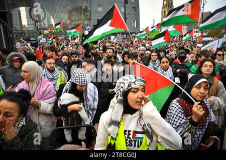 Rotterdam, Paesi Bassi, 19 novembre 2023. Migliaia di persone si sono riunite nel centro di Rotterdam per protestare contro la guerra a Gaza.Credit:Pmvfoto/Alamy Live News Foto Stock