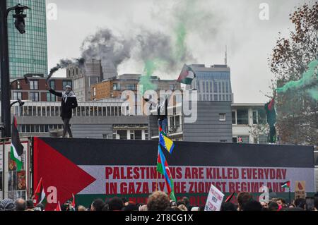 Rotterdam, Paesi Bassi, 19 novembre 2023. Migliaia di persone si sono riunite nel centro di Rotterdam per protestare contro la guerra a Gaza.Credit:Pmvfoto/Alamy Live News Foto Stock