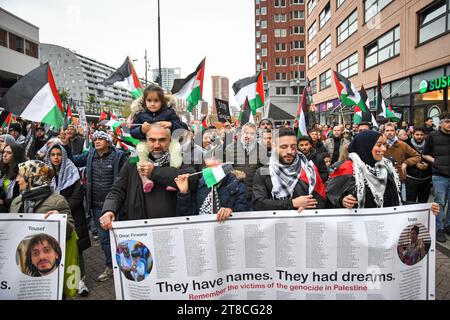 Rotterdam, Paesi Bassi, 19 novembre 2023. Migliaia di persone si sono riunite nel centro di Rotterdam per protestare contro la guerra a Gaza.Credit:Pmvfoto/Alamy Live News Foto Stock