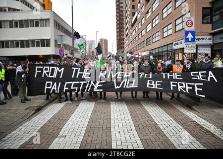 Rotterdam, Paesi Bassi, 19 novembre 2023. Migliaia di persone si sono riunite nel centro di Rotterdam per protestare contro la guerra a Gaza.Credit:Pmvfoto/Alamy Live News Foto Stock