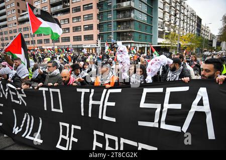 Rotterdam, Paesi Bassi, 19 novembre 2023. Migliaia di persone si sono riunite nel centro di Rotterdam per protestare contro la guerra a Gaza.Credit:Pmvfoto/Alamy Live News Foto Stock