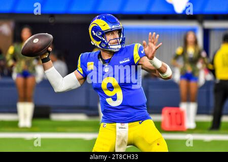 Inglewood, CA. 19 novembre 2023. Il quarterback dei Los Angeles Rams Matthew Stafford #9 in azione nel quarto periodo durante la partita di football NFL contro i Seattle Seahawks.crediti fotografici obbligatori: Louis Lopez/Cal Sport Media/Alamy Live News Foto Stock