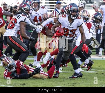 Santa Clara, Stati Uniti. 19 novembre 2023. Il wide receiver dei Tampa Bay Buccaneers Deven Thompkins (83) corre contro i San Francisco 49ers al Levi's Stadium di Santa Clara. California domenica 17 novembre 2023. I 49ers difesero i Bucs 27-14. Foto di Terry Schmitt/UPI credito: UPI/Alamy Live News Foto Stock