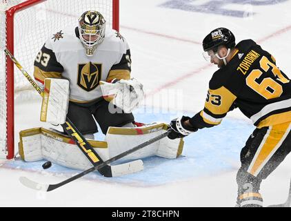 Pittsburgh, Stati Uniti. 19 novembre 2023. Il portiere dei Vegas Golden Knights Adin Hill (33) blocca la ripresa dell'ala sinistra dei Pittsburgh Penguins Radim Zohorna (63) durante il secondo periodo alla PPG Paints Arena di Pittsburgh domenica 19 novembre 2023. Foto di Archie Carpenter/UPI. Crediti: UPI/Alamy Live News Foto Stock